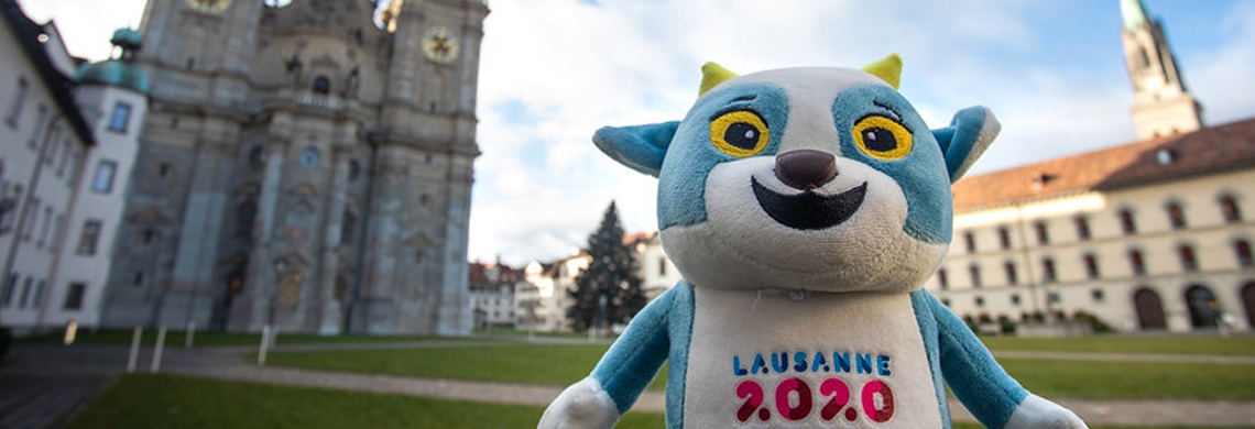 Das Maskottchen der Jugend Winter-Olympiade, Yodli, auf dem Klosterplatz in St.Gallen.